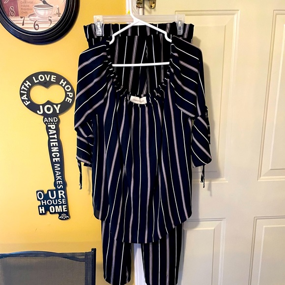 Beautiful Wide Leg Vertical Striped Pants - Picture 9 of 10